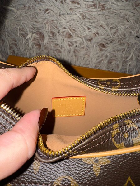 Geanta Louis Vuitton.